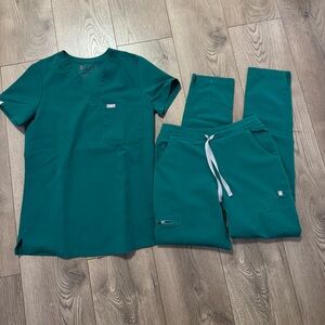 Figs Women’s Green Scrub Top & Bottom Set Size XXS